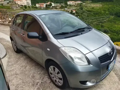 Usado Toyota Yaris 90 CV (66 kW) 2006 Gris Utilitario