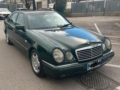 Usata Mercedes E220 Avantgarde 1996 Verde Berlina