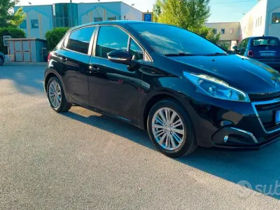 Usata Peugeot 208 Allure 82 CV (60 kW) 2017 Nero Utilitaria