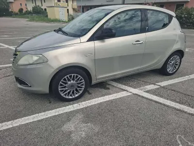 Usata Lancia Ypsilon Platinum 95 CV (69 kW) 2011 Oro Utilitaria