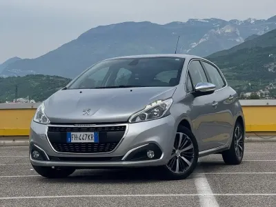Usata Peugeot 208 Allure 75 CV (55 kW) 2017 Argento Utilitaria
