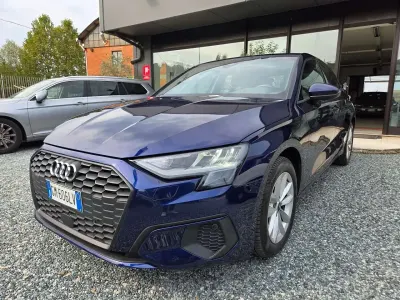 Usata Audi A3 116 CV (85 kW) 2023 Navarrablau metallic Berlina