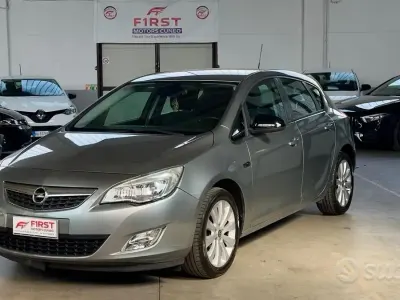 Begagnad Opel Astra Cosmo 140 HK (102 kW) 2010 Grå Sedan