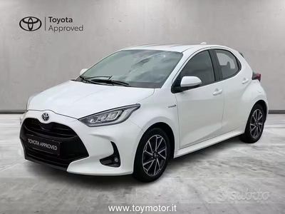 Begagnad Toyota Yaris Hybrid Trend 116 HK (85 kW) 2021 Vit Sedan
