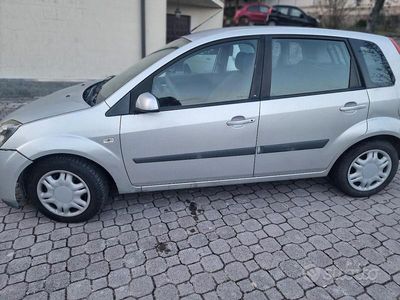 Usata Ford Fiesta 90 CV (66 kW) 2006 Grigio Utilitaria