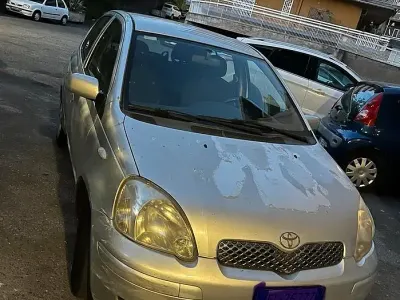 Begagnad Toyota Yaris 75 HK (55 kW) 2005 Grå Sedan