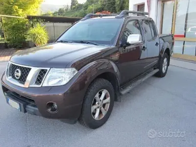 Usata Nissan Navara 190 CV (139 kW) 2010 Marrone Pick-up
