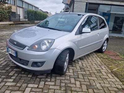 Usata Ford Fiesta Ghia 67 CV (49 kW) 2008 Grigio Utilitaria