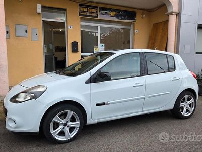 Usata Renault Clio II 74 CV (54 kW) 2011 Bianco Berlina
