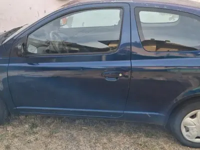 Usata Toyota Yaris 65 CV (47 kW) 2003 Bluazzurro Utilitaria