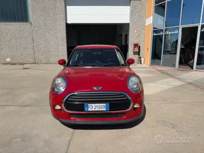 Begagnad Mini Cooper D 116 HK (85 kW) 2016 Röd Halvkombi