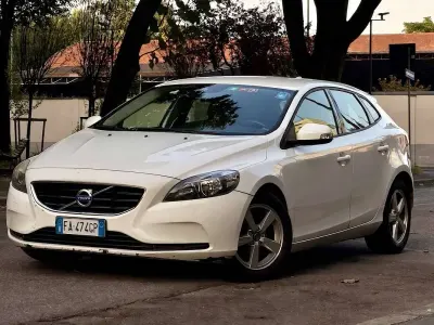 Usata Volvo V40 Kinetic 114 CV (83 kW) 2015 Bianco Berlina