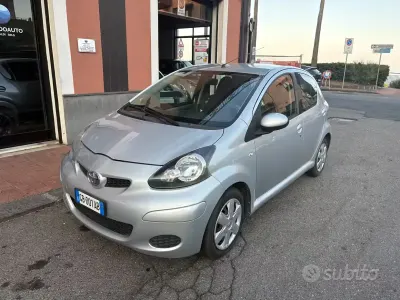 Usata Toyota Aygo 68 CV (50 kW) 2010 Grigio Utilitaria