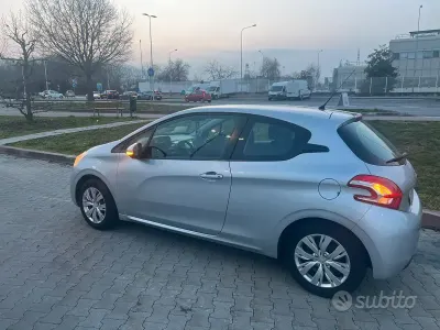 Usata Peugeot 208 68 CV (50 kW) 2013 Grigio Utilitaria