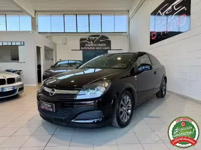 Usata Opel Astra GTC Edition 90 CV (66 kW) 2010 Nero Utilitaria
