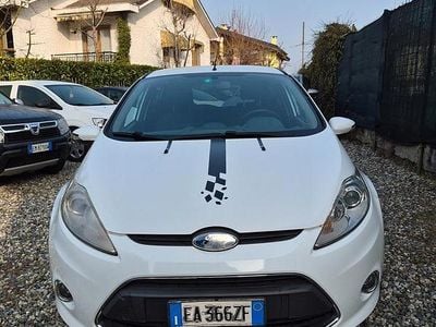 Usata Ford Fiesta Titanium 82 CV (60 kW) 2011 Bianco Utilitaria