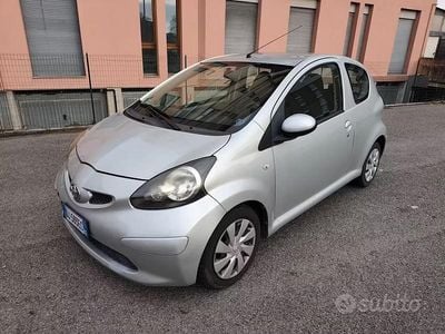 Usata Toyota Aygo 67 CV (49 kW) 2007 Grigio Utilitaria