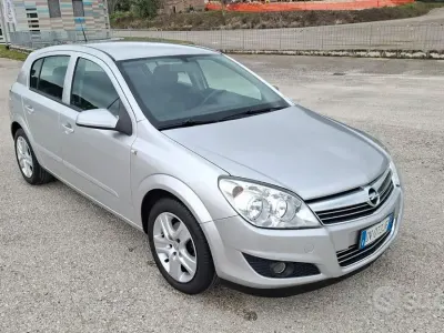 Usata Opel Astra Enjoy 110 CV (80 kW) 2009 Grigio Berlina