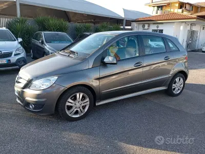 Usata Mercedes B180 Executive 109 CV (80 kW) 2010 Grigio Monovolume