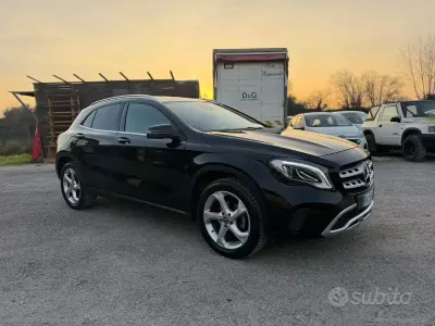 Usado Mercedes GLA200 136 CV (100 kW) 2017 Negro SUV