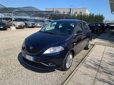 Usata Lancia Ypsilon Platinum 69 CV (50 kW) 2017 Blu Utilitaria