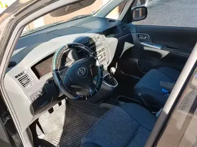 Usata Toyota Corolla Verso 90 CV (66 kW) 2004 Nero Monovolume