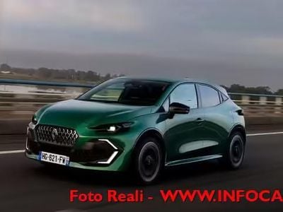 Usata Renault Clio V Techno 160 CV (117 kW) 2025 Verde assoluto metallizzato Berlina