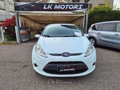 Usata Ford Fiesta Titanium 82 CV (60 kW) 2012 Bianco Utilitaria