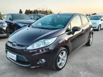 Usata Ford Fiesta Titanium 82 CV (60 kW) 2010 Rosso Berlina