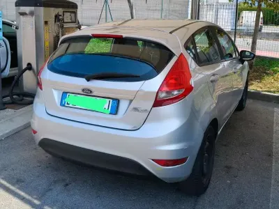 Usata Ford Fiesta Titanium 95 CV (69 kW) 2009 Argento Berlina