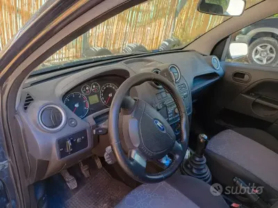 Usata Ford Fiesta 68 CV (50 kW) 2007 Nero Utilitaria
