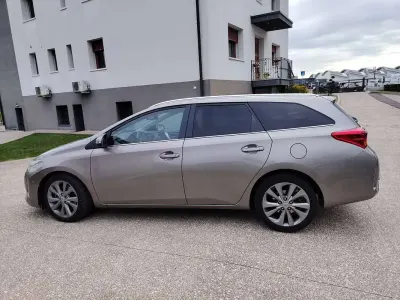 Usata Toyota Auris Hybrid Active 99 CV (72 kW) 2014 Grigio Station wagon
