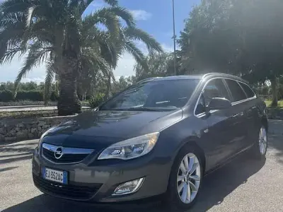 Usata Opel Astra Cosmo 110 CV (80 kW) 2011 Grigio Station wagon