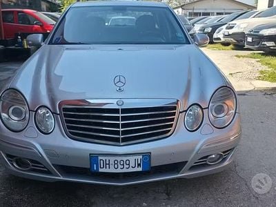 Usata Mercedes E220 Avantgarde 170 CV (125 kW) 2007 Grigio Berlina