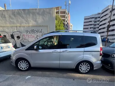 Usata Ford Tourneo 75 CV (55 kW) 2015 Monovolume