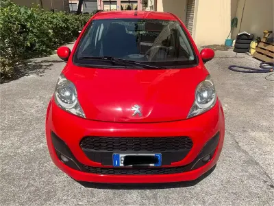 Usata Peugeot 107 68 CV (50 kW) 2013 Rosso Utilitaria