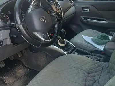 Usata Mitsubishi L200 181 CV (133 kW) 2015 Grigio Pick-up
