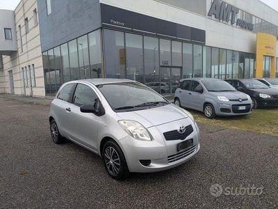 Usata Toyota Yaris 69 CV (50 kW) 2010 Grigio Utilitaria