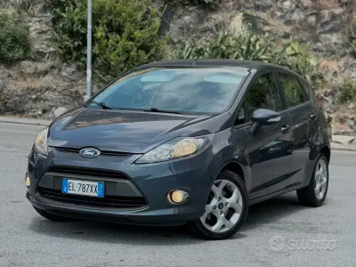 Usata Ford Fiesta 82 CV (60 kW) 2012 Grigio Berlina