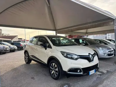 Usata Renault Captur Iconic 90 CV (66 kW) 2015 Beige SUV