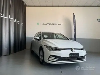 Usata VW Golf VIII Life 131 CV (96 kW) 2022 Grigio Berlina