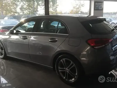 Usado Mercedes A180 Executive 150 HP (110 kW) 2019 Cinzento Sedan