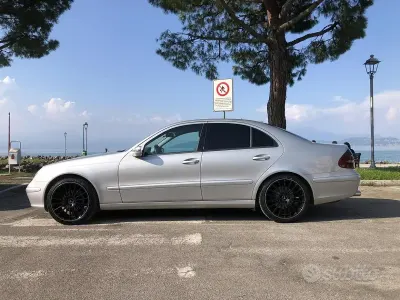 Usata Mercedes E270 177 CV (130 kW) 2002 Grigio Berlina