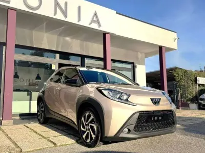 Nuova Toyota Aygo X Team 72 CV (52 kW) 2025 Ginger beige/night sky black SUV