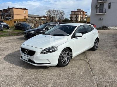 Usata Volvo V40 Business Edition 120 CV (88 kW) 2018 Bianco Berlina