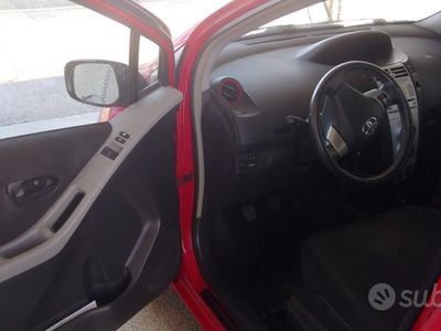 Usata Toyota Yaris 69 CV (50 kW) 2009 Rosso Utilitaria