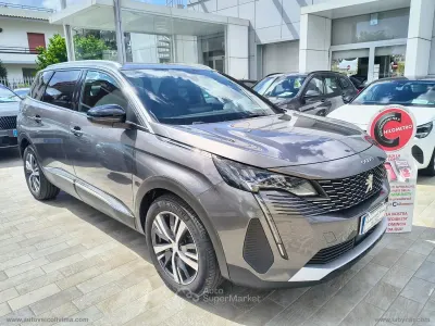Usado Peugeot 5008 Allure 131 HP (96 kW) 2024 Cinzento Monovolume