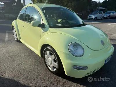 Usado VW New Beetle 90 CV (66 kW) 2001 Amarillo Utilitario