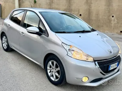 Usata Peugeot 208 Active 68 CV (50 kW) 2012 Grigio Utilitaria