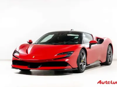 Usata Ferrari SF90 999 CV (734 kW) 2023 Rosso f175 opaco Coupé